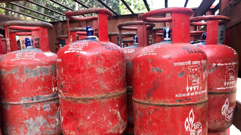 Delhi Government Makes PNG Connection Mandatory For Businesses Amid LPG Supply Crunch