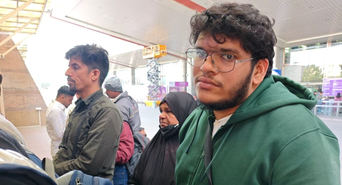 जयपुर एयरपोर्ट पर खड़ा यात्री. जयपुर एयरपोर्ट पर खड़ा यात्री.