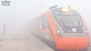 कोहरे की वजह से लेट हो रही है ट्रेन, अब रेलवे ने ट्रेन संचालन को लेकर उठाए बड़े कदम