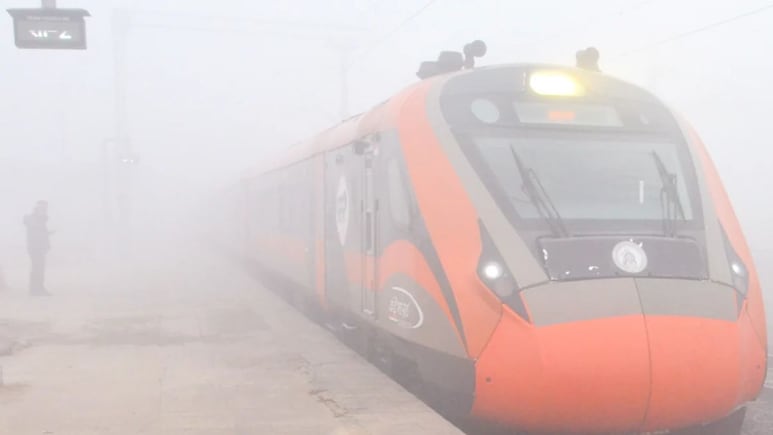 कोहरे की वजह से लेट हो रही है ट्रेन, अब रेलवे ने ट्रेन संचालन को लेकर उठाए बड़े कदम