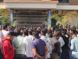 "स्कूल मैनेजर के साथ ल&zwj;िव इन में रहती है हमारी पत्&zwj;नी", वकील साथ&zwj;ियों के साथ पहुंचे पत&zwj;ि ने क&zwj;िया हंगामा