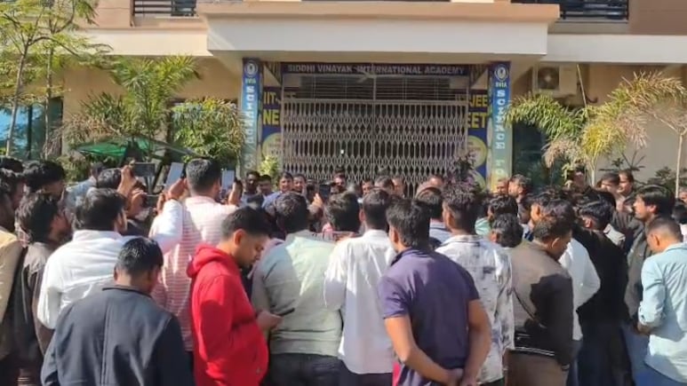 "स्कूल मैनेजर के साथ ल&zwj;िव इन में रहती है हमारी पत्&zwj;नी", वकील साथ&zwj;ियों के साथ पहुंचे पत&zwj;ि ने क&zwj;िया हंगामा