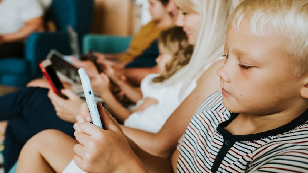 बच्चों का 'दिमाग खराब' कर रहा है सोशल मीडिया!