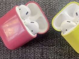 Apple AirPods अब सिर्फ सफेद नहीं! हो सकते हैं पीले और गुलाबी, जानिए क्या है मामला