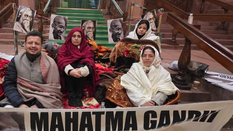 बिल फाड़कर फेंका, बहिष्कार और देर रात धरना...'जी राम जी' पर संसद में सियासी जंग, अब आगे क्या?