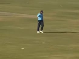 VIDEO: स्कूल बैग में 'वड़ा पाव' लेकर स्टेडियम पहुंचा फैन, रोहित शर्मा के प्रतिक्रिया ने लूट ली महफिल