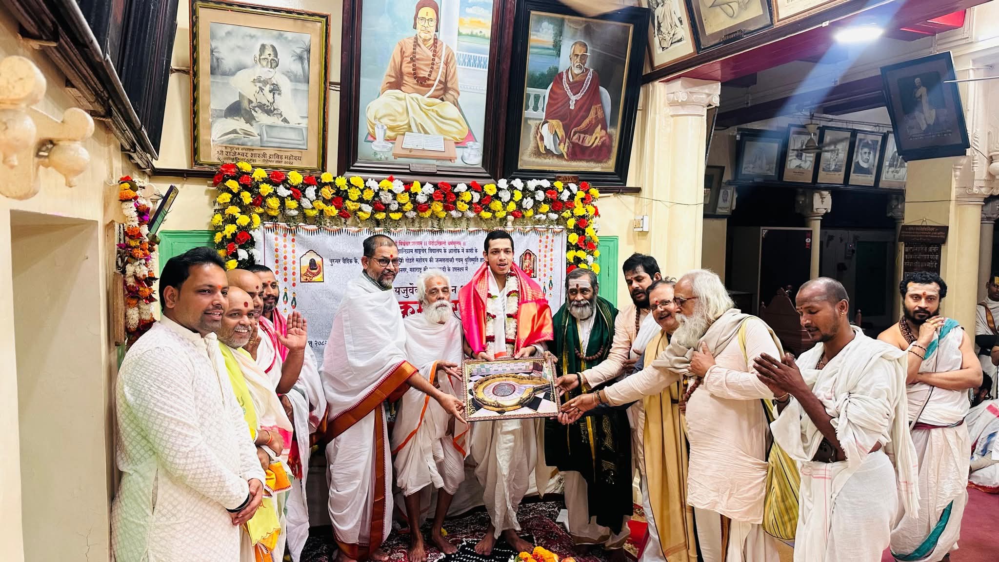 देवव्रत महेश रेखे को सम्मानित करते संत समाज के लोग.