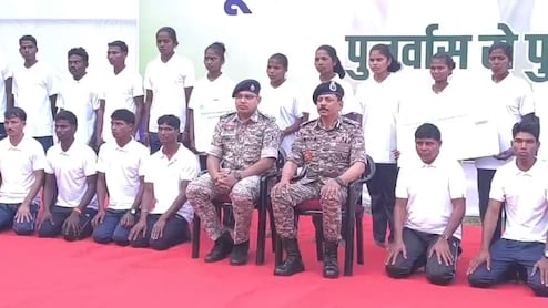 84 लाख के इनामी, 34 नक्सलियों ने डाले हथियार, लाल आतंक की टूटी कमर