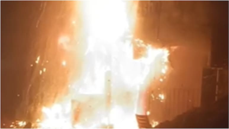 Sidhi News: आधी रात मेडिकल स्टोर में लगी आग, डेढ़ करोड़ रुपये से अधिक के नुकसान की आशंका