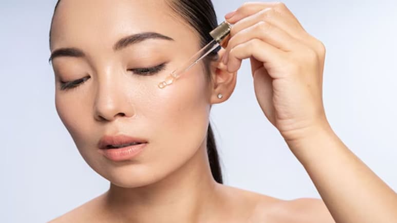 चेहरे पर कौन सा तेल लगाने से एजिंग के साइन कम हो जाते हैं? जानें स्किन को जवां रखने के लिए कौन सा तेल लगाएं