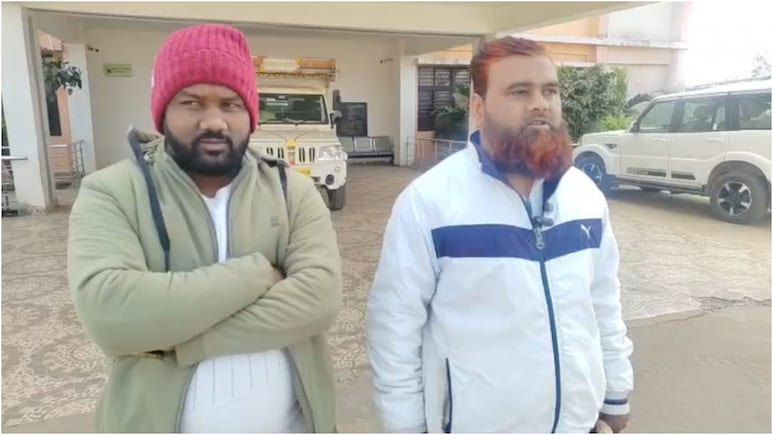 'हम हज जा रहे...' इस खुशी में लाखों खर्च कर किया जलसा, अब थाने के चक्कर लगा रहा गांव का परिवार; जानें मामला