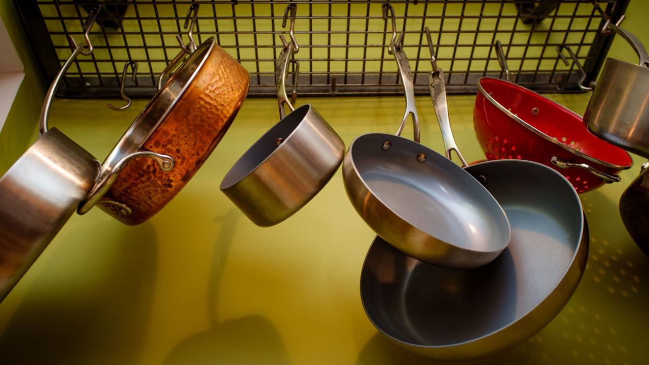 चांदी, तांबा, पीतल और कांसा, घर में कौनसा बर्तन रखना शुभ होता है? जानें किस बर्तन में खाने से ग्रहों की चाल पर कैसा असर होता है