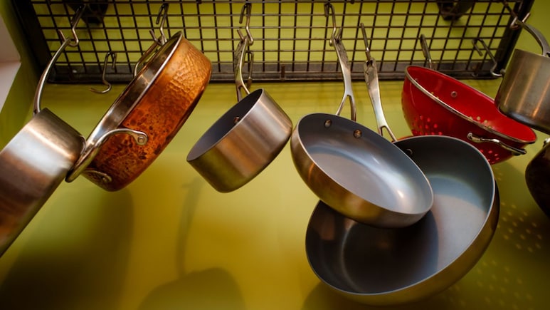 चांदी, तांबा, पीतल और कांसा, घर में कौनसा बर्तन रखना शुभ होता है? जानें किस बर्तन में खाने से ग्रहों की चाल पर कैसा असर होता है