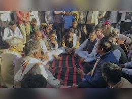 थानेदार पर गुंडागर्दी का आरोप: आदिवासी समाज का अगरा थाने पर धरना, BJP नेता भी निलंबन की मांग पर बैठे