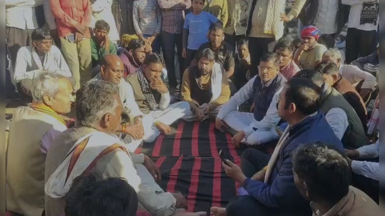 थानेदार पर गुंडागर्दी का आरोप: आदिवासी समाज का अगरा थाने पर धरना, BJP नेता भी निलंबन की मांग पर बैठे