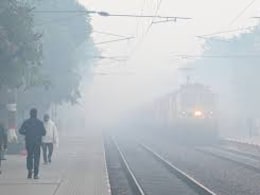 कोहरे की रेलवे पर जबरदस्त मार, देरी से चल रही 90 से अधिक ट्रेनें, देखिए पूरी लिस्ट