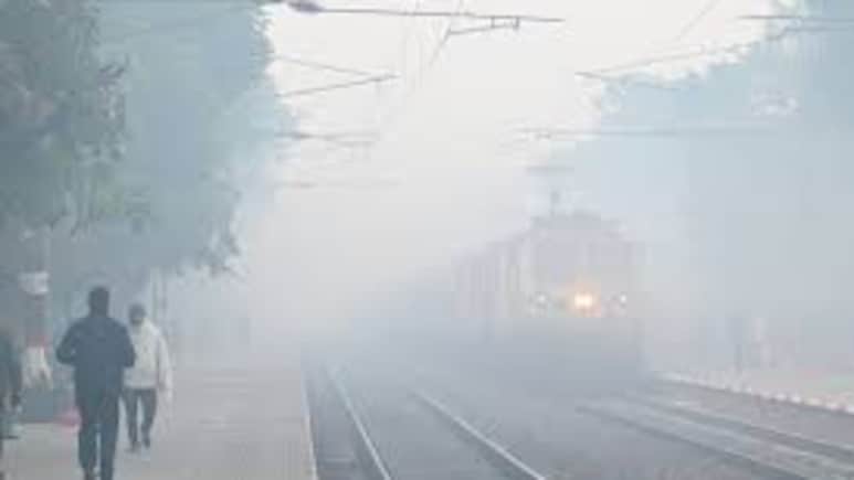 कोहरे की रेलवे पर जबरदस्त मार, देरी से चल रही 90 से अधिक ट्रेनें, देखिए पूरी लिस्ट