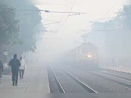 कोहरे ने दिल्ली-NCR में थामी 25 ट्रेनों की रफ्तार, लेट चलने वाली ट्रेनों की देखें पूरी लिस्ट