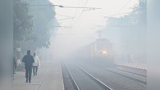 कोहरे ने दिल्ली-NCR में थमी ट्रेनों की रफ्तार, लेट चलने वाली ट्रेनों की लिस्ट देखें