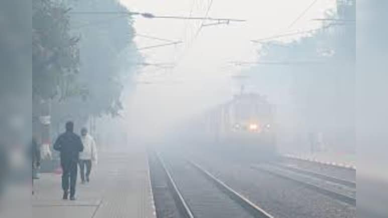 कोहरे ने दिल्ली-NCR में थामी 25 ट्रेनों की रफ्तार, लेट चलने वाली ट्रेनों की देखें पूरी लिस्ट