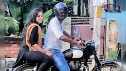 पत्नीसोबत बुलेट राईड..CSK ने शेअर केला फोटो, T-20 वर्ल्डकपही खेळणार, स्टार क्रिकेटरला तुम्ही ओळखलं का?
