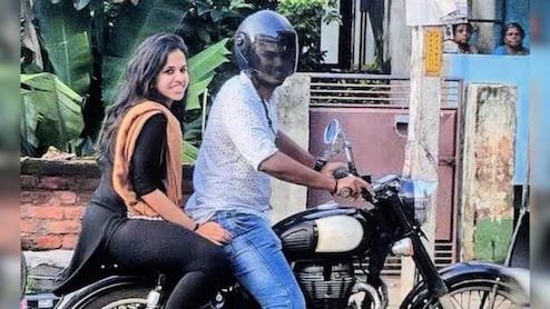 पत्नीसोबत बुलेट राईड..CSK ने शेअर केला फोटो, T-20 वर्ल्डकपही खेळणार, स्टार क्रिकेटरला तुम्ही ओळखलं का?