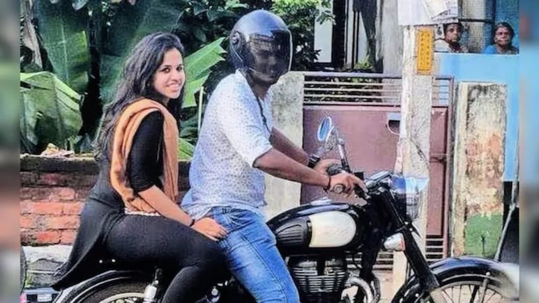 पत्नीसोबत बुलेट राईड..CSK ने शेअर केला फोटो, T-20 वर्ल्डकपही खेळणार, स्टार क्रिकेटरला तुम्ही ओळखलं का?