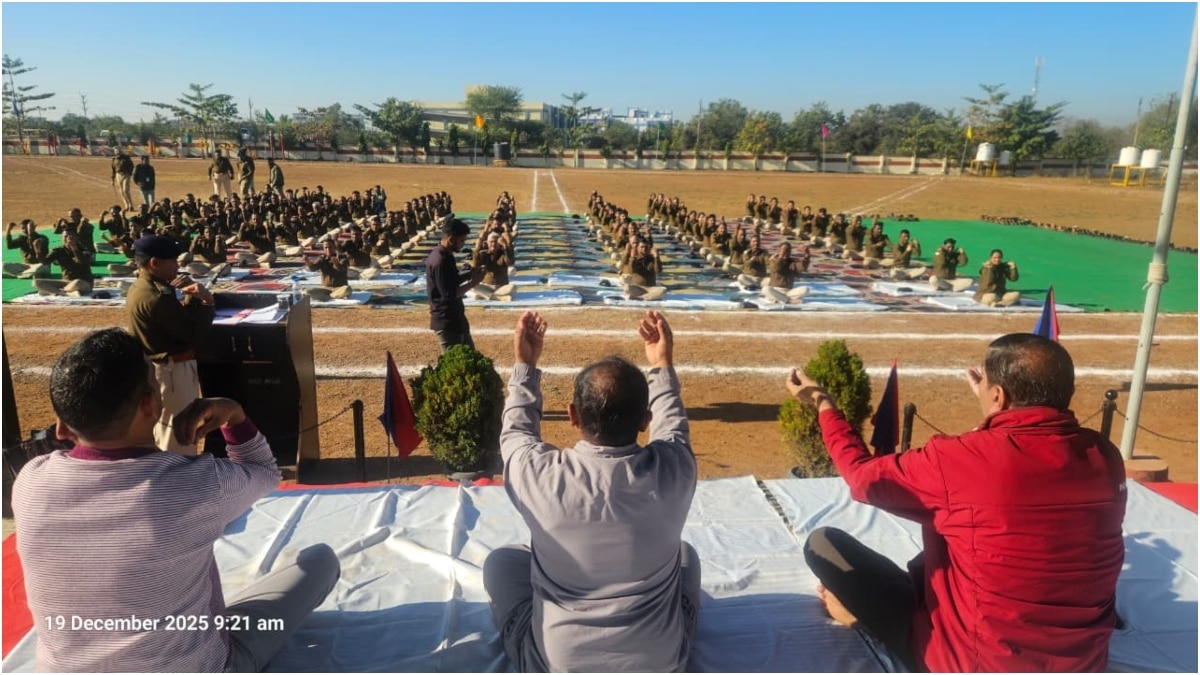 Madhya Pradesh Police: आगर मालवा में ध्यान लगाते पुलिसकर्मी.  