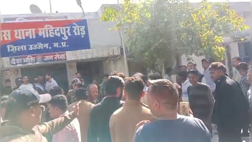 छात्रा से छेड़छाड़ करने पर हुआ तनाव, ऑटो चालक को पीटकर लोगों ने किया पुलिस के हवाले, शहर भी बंद&nbsp;