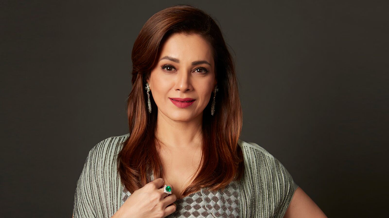 Neelam Kothari Blasts Etihad Airways After 9-Hour Flight Delay: 'Fainted After Meal, Extremely Disappointed'