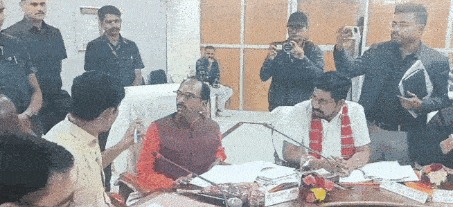 'लड़ना है तो बाहर आ जा', BAP विधायक ने बीजेपी सांसद को धमकाया, राजकुमार रोत और मन्नालाल में हुई तू-तू, मैं-मैं