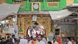 उर्स में अजमेर दरगाह पर पीएम मोदी के चादर भेजने पर रोक की मांग, कोर्ट में दायर हुई याचिका