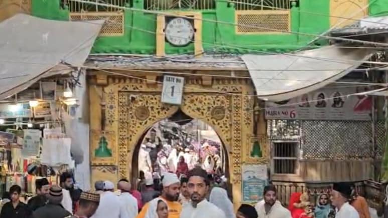 उर्स में अजमेर दरगाह पर पीएम मोदी के चादर भेजने पर रोक की मांग, कोर्ट में दायर हुई याचिका