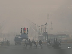 Smog Blankets Delhi As AQI Remains 'Poor', Residents Face Breathing Discomfort