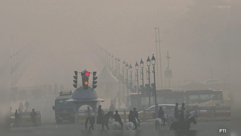 Smog Blankets Delhi As AQI Remains 'Poor', Residents Face Breathing Discomfort