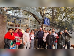 GRAP के बीच कंस्ट्रक्शन मजदूरों की मुश्किलें, 10 हजार की मदद के लिए क्यों लग रही हैं लंबी कतारें?