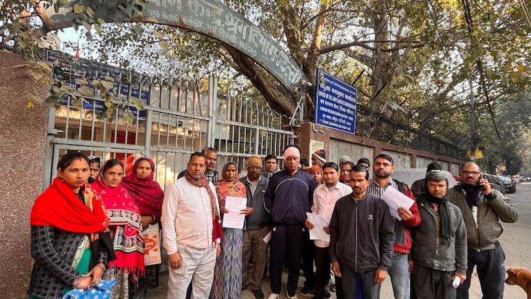 GRAP के बीच कंस्ट्रक्शन मजदूरों की मुश्किलें, 10 हजार की मदद के लिए क्यों लग रही हैं लंबी कतारें?