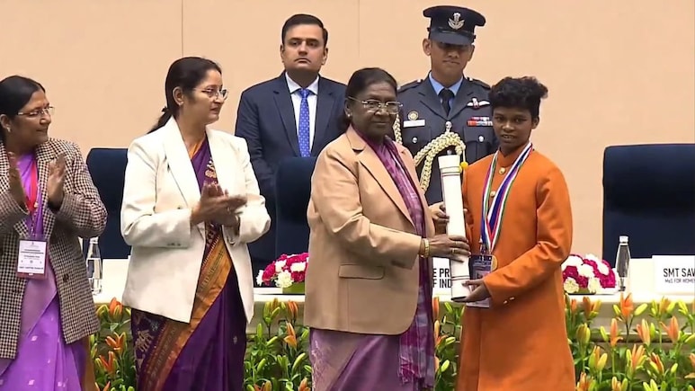 राष्ट्रपति जो गोल चीज देते हैं, उसमें क्या होता है? बाल पुरस्कार विजेता योगिता मंडावी ने कर दी अनबॉक्सिंग