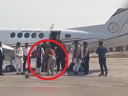 एयरपोर्ट पर ऑन ड्यूटी पुलिसकर्मी ने छुए धीरेंद्र शास्त्री के पैर, सोशल मीडिया पर वीडियो वायरल