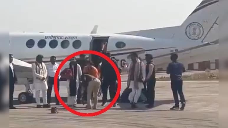एयरपोर्ट पर ऑन ड्यूटी पुलिसकर्मी ने छुए धीरेंद्र शास्त्री के पैर, सोशल मीडिया पर वीडियो वायरल