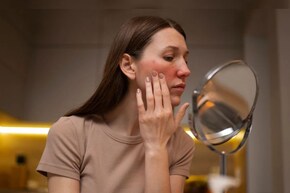 New Year 2026 में स्किन के साथ कभी न करें ये गलती, डर्मेटोलॉजिस्ट ने बताया आज ही छोड़ दें ये 10 Skincare Mistakes