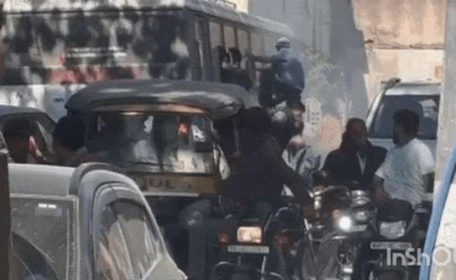 राजस्थान रोडवेज की चलती बस में धमाका, सीटों से उछल पड़े यात्री, डर कर खिड़कियों से निकलकर बचाई जान