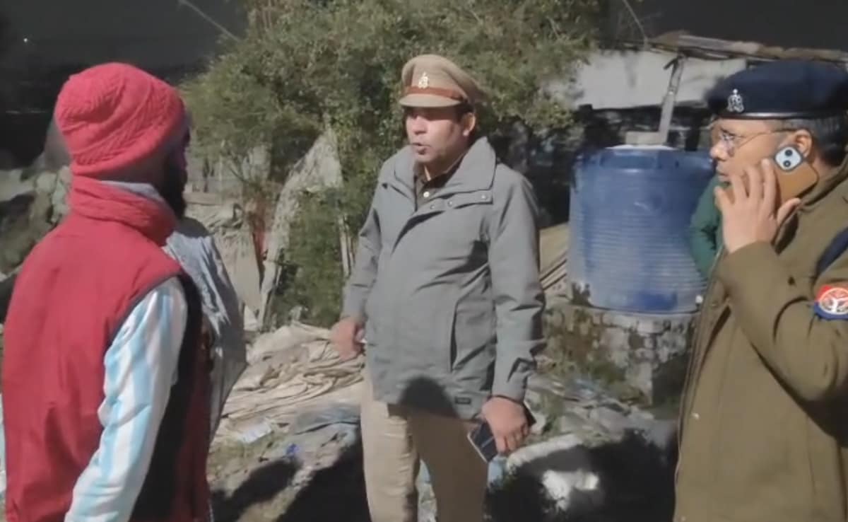 कानपुर के झुग्गी बस्तियों में लोगों की पड़ताल करती पुलिस.