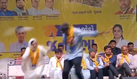 गुजरात : जामनगर की रैली में AAP विधायक पर फेंका गया जूता, केजरीवाल ने कांग्रेस और BJP को घेरा