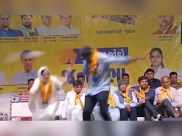 गुजरात : जामनगर की रैली में AAP विधायक पर फेंका गया जूता, केजरीवाल ने कांग्रेस और BJP को घेरा