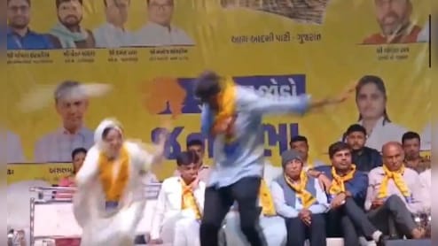 जामनगर की रैली में AAP विधायक पर फेंका गया जूता, महिला ने स्टेज से कूद जमकर की पिटाई