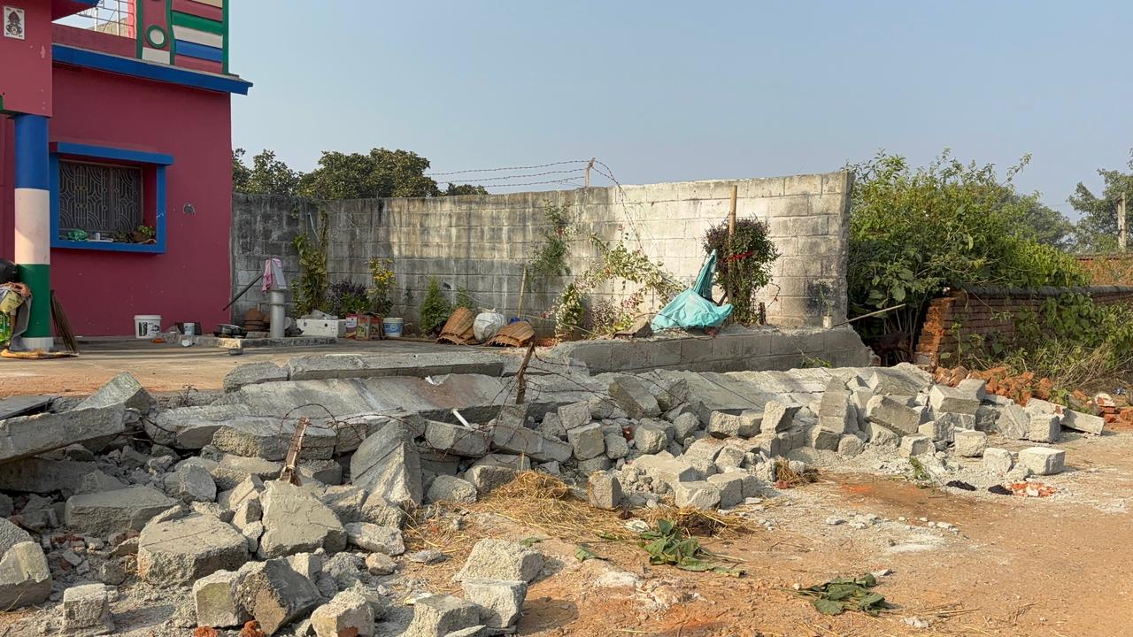 पत्नी बार-बार चली जाती थी मायके,JCB लेकर ससुराल पहुंचा शख्स और फिर कर दी ये हरकत