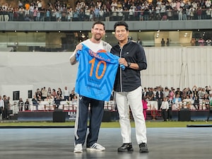 Sachins First Post After Meeting Messi At Wankhede Breaks The Internet