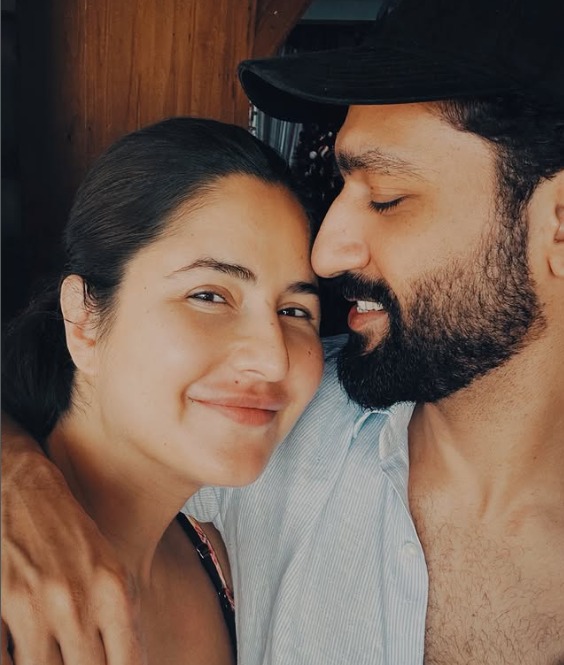 बेबी बॉय के बाद चौथी एनिवर्सरी पर पहली बार साथ दिखे विक्की कौशल और कैटरीना कैफ, शेयर की स्पेशल फोटो