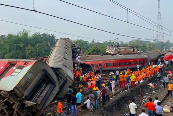 भारतीय रेल इतिहास का सबसे भीषण रेल हादसा, पटरियों पर बैठे दिखे रेल मंत्री, ढाई साल बाद क्यों संसद में उठा सवाल